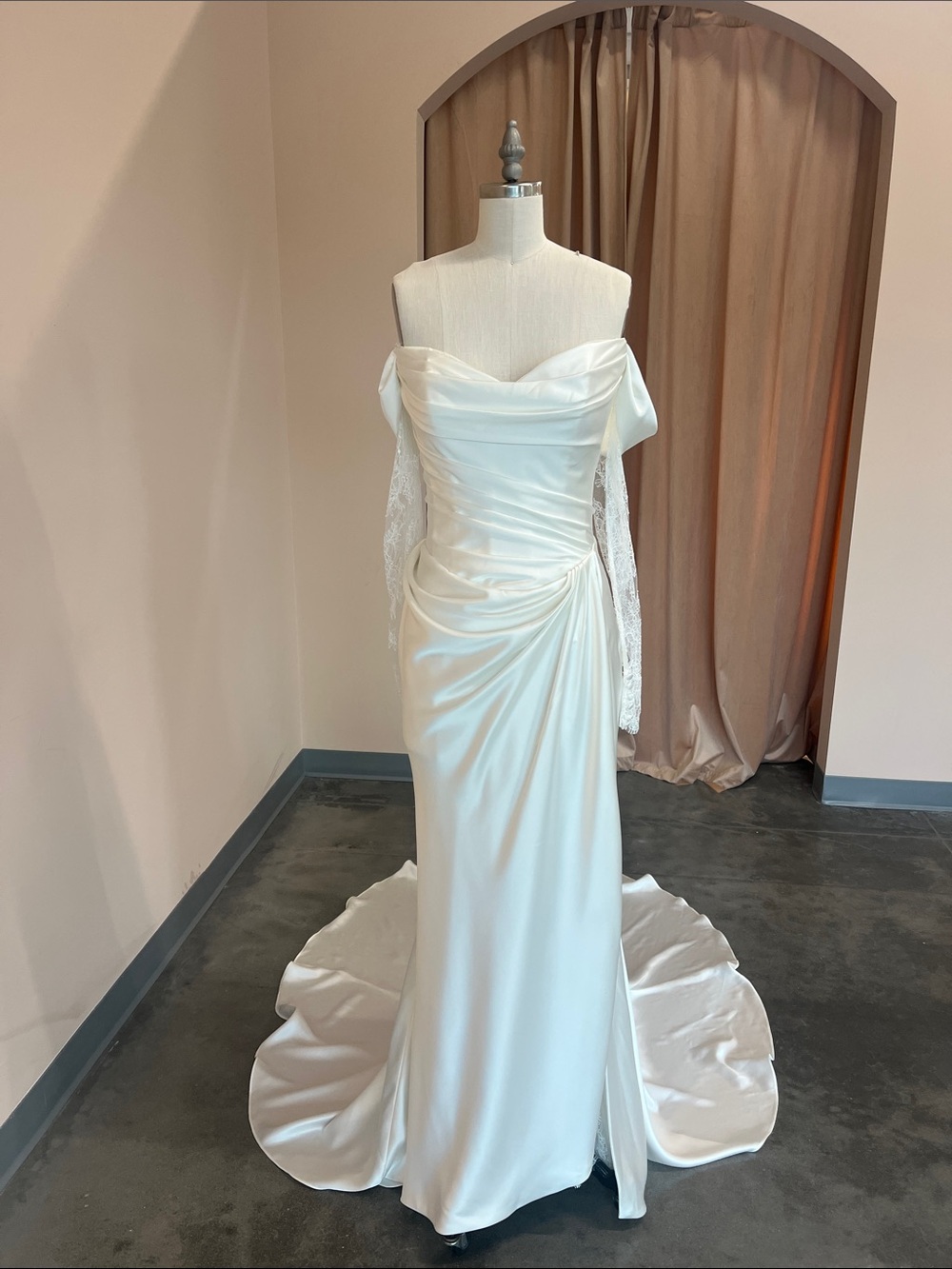 Watters ‘Harlow’ Gown - Picture 5 of 8